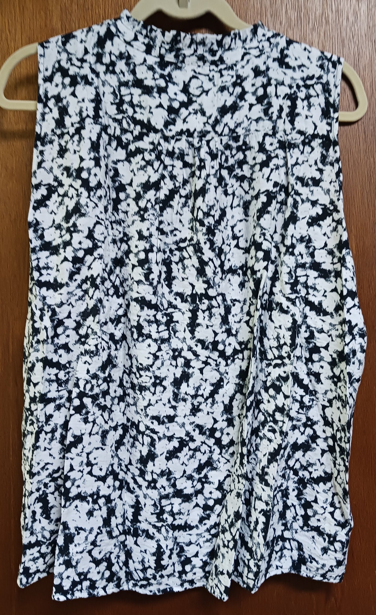 Simply Vera Vera Wang Black and White Tye Dyed Sleeveless V Neck Top XL