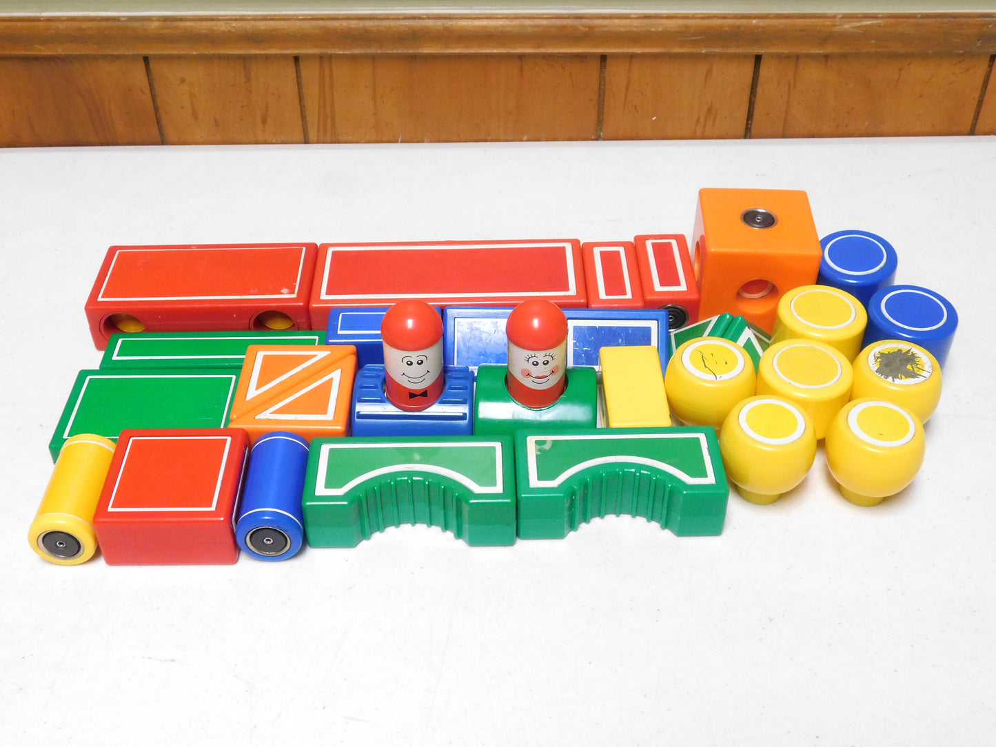 Lot of Vintage Hilco Magnetic Building Blocks - Wheels, Blocks, People