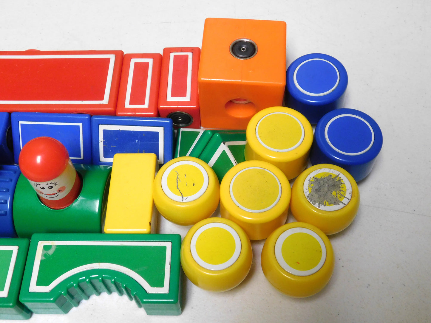 Lot of Vintage Hilco Magnetic Building Blocks - Wheels, Blocks, People