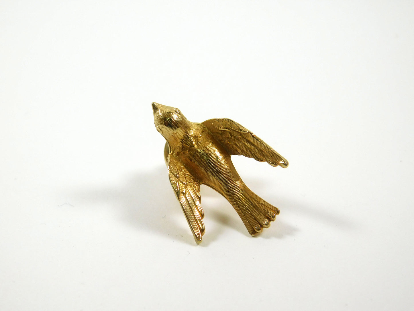Vintage Gold Tone Avon Flying Dove Bird Lapel Pin
