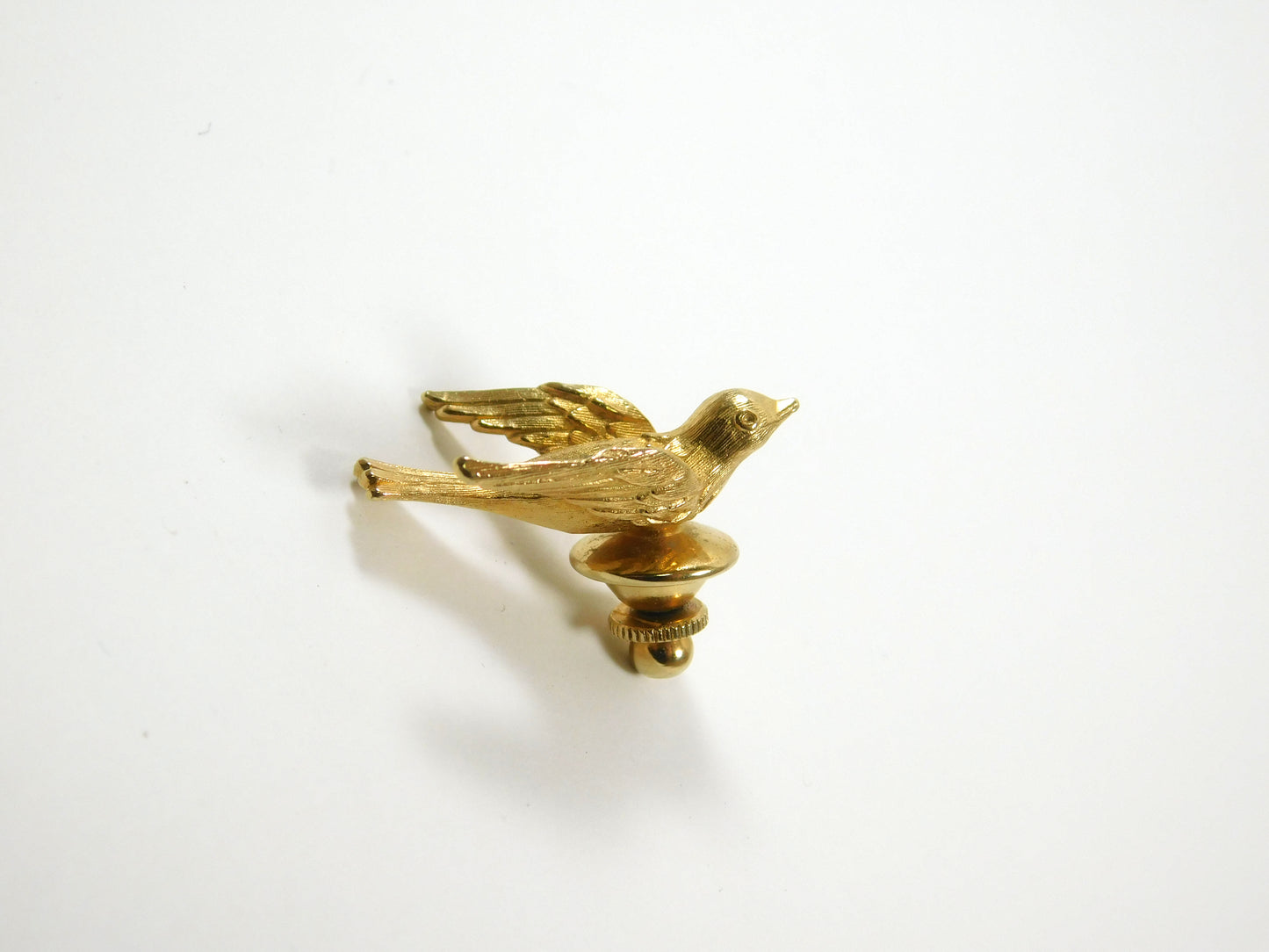 Vintage Gold Tone Avon Flying Dove Bird Lapel Pin