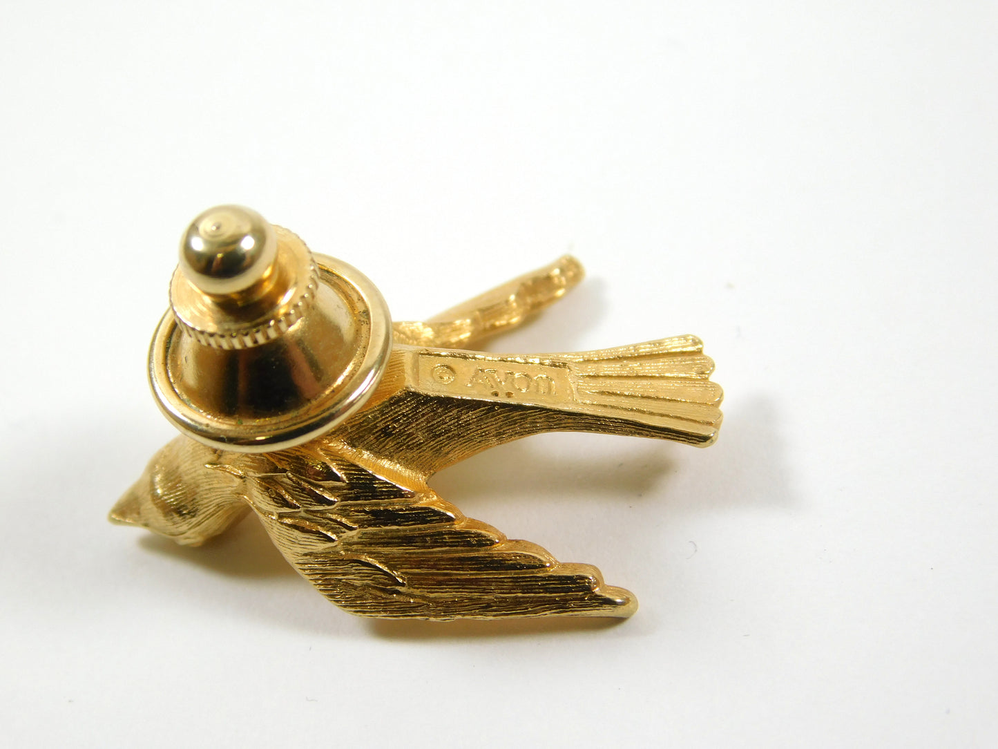 Vintage Gold Tone Avon Flying Dove Bird Lapel Pin