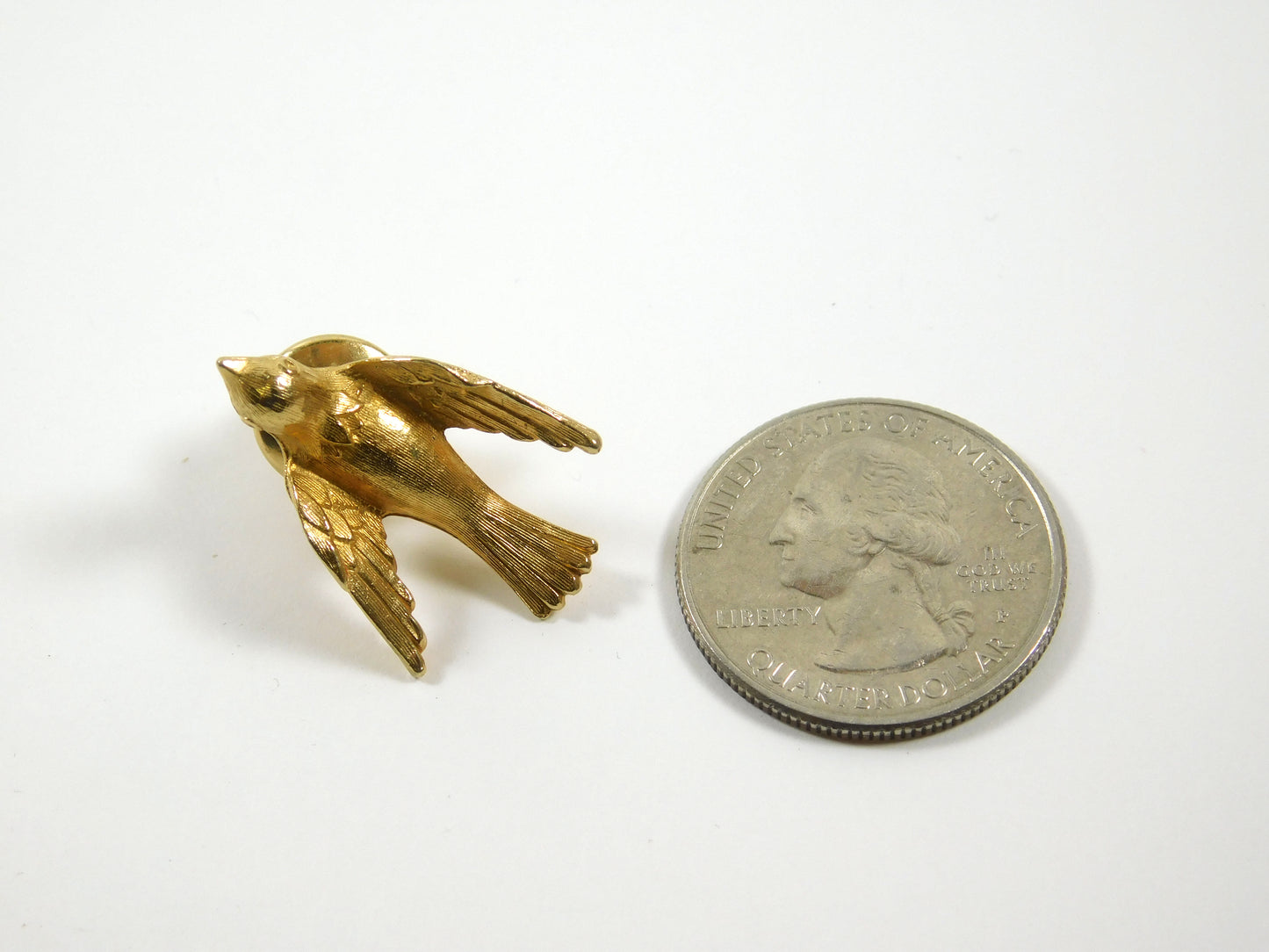 Vintage Gold Tone Avon Flying Dove Bird Lapel Pin