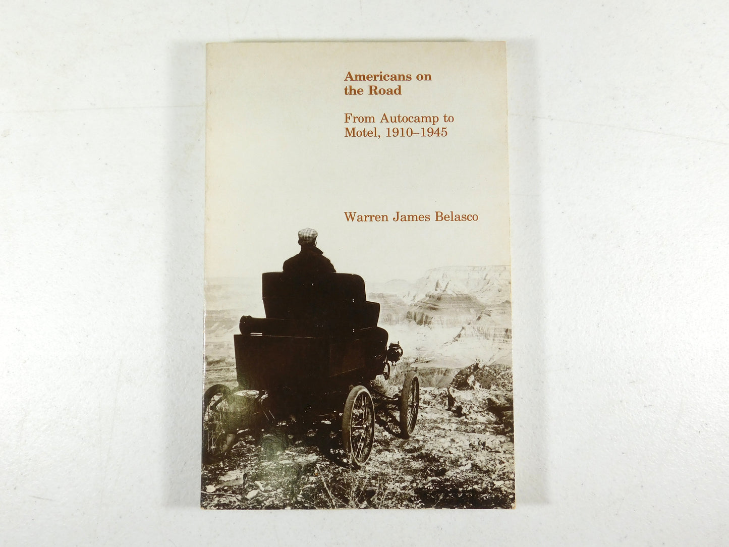 Americans on the Road: From Autocamp to Motel, 1910-1945 by Warren James Belasco