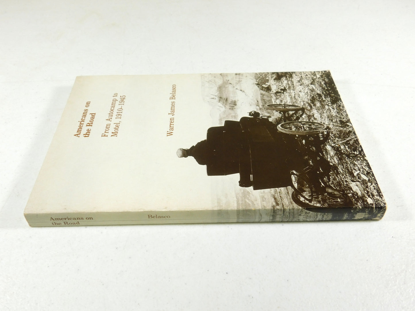 Americans on the Road: From Autocamp to Motel, 1910-1945 by Warren James Belasco