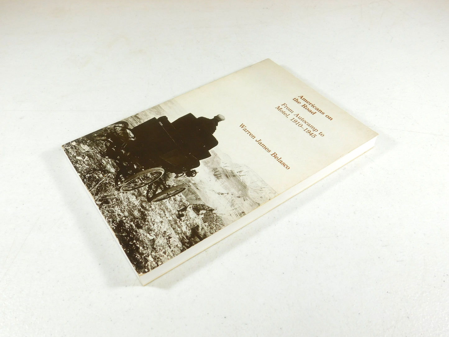 Americans on the Road: From Autocamp to Motel, 1910-1945 by Warren James Belasco