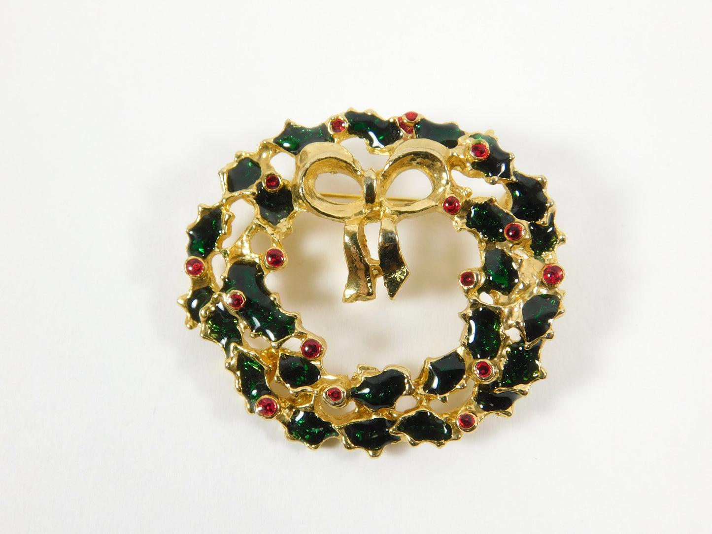 Vintage Gold Tone Holiday Christmas Wreath Pin Brooch