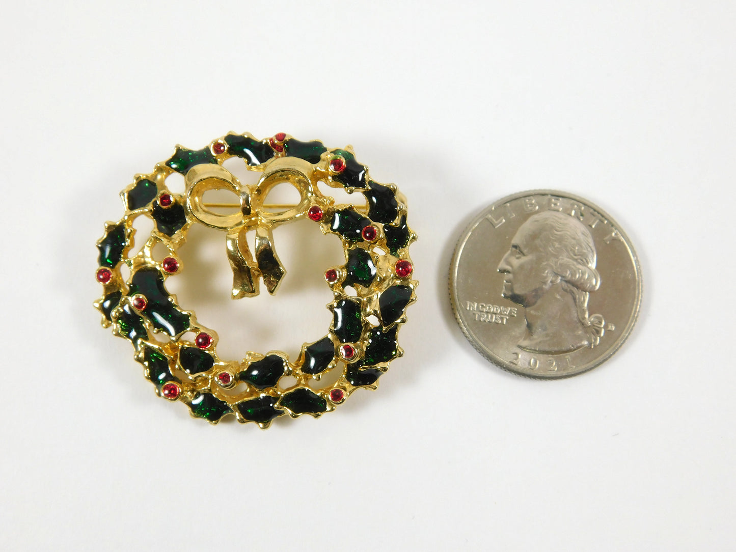 Vintage Gold Tone Holiday Christmas Wreath Pin Brooch