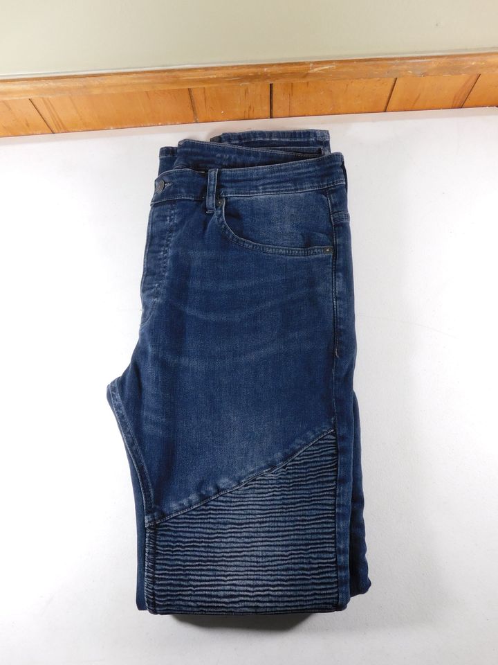 H&M Divided Skinny Jeans Size 33 x 32