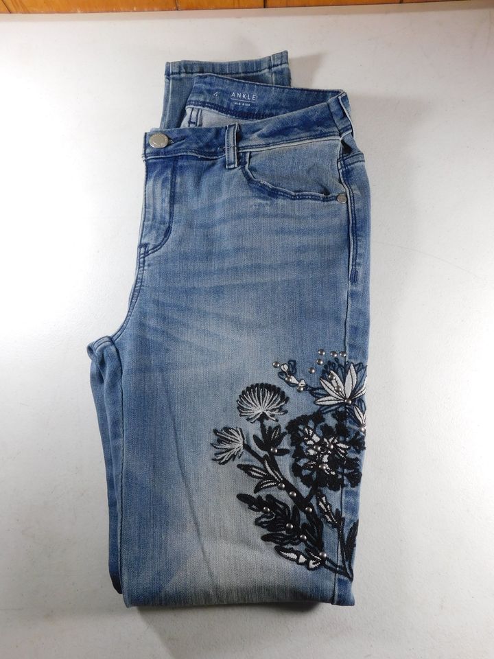 Simply Vera Wang Ankle Mid Rise Jeans Size 4